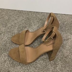 Size 8. Nude pumps